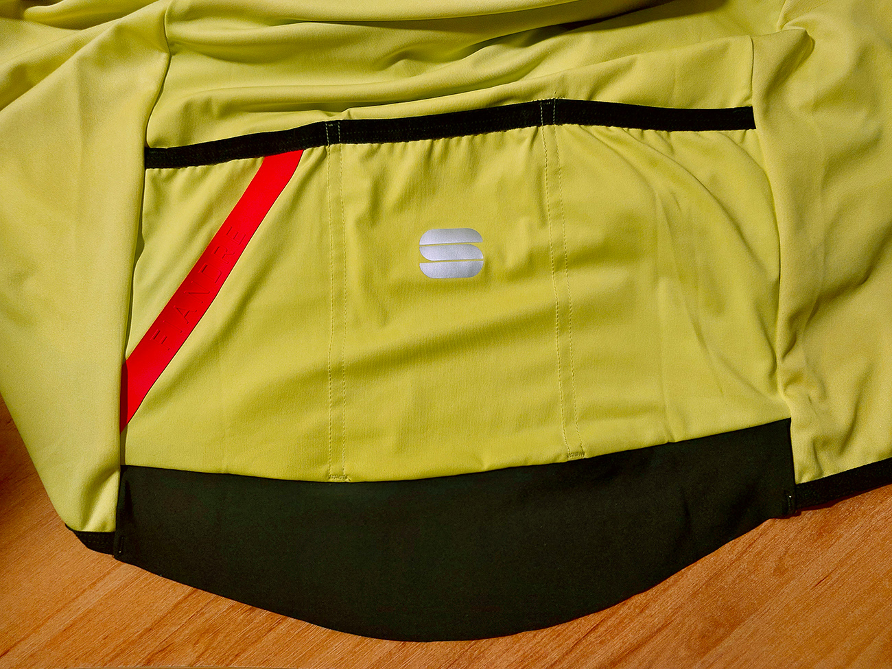 Vrecká_s_oboma_odrazkami,_pružným_lemom_hore_a_predĺženým_chrbtom_dole.