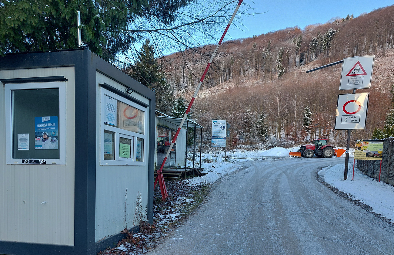 Rampa_ešte_dvihnutá,_no_mašina_už_použitá.